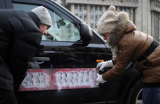 Cars taking part in motor rally in support of Vladimir Putin