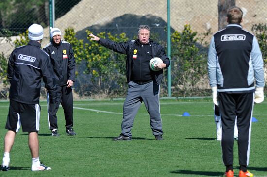 Guus Hiddink holds first training as Anji head coach