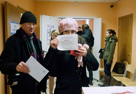 Latvian referendum of Russian language's status