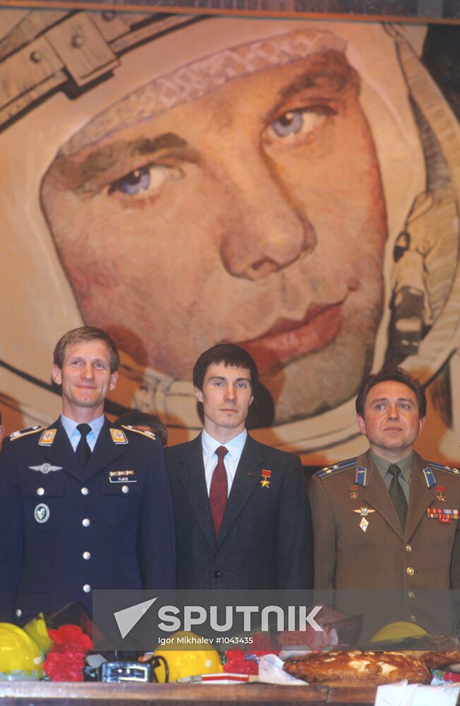 Klaus-Dietrich Flade, Sergei Krikalev, Alexander Volkov