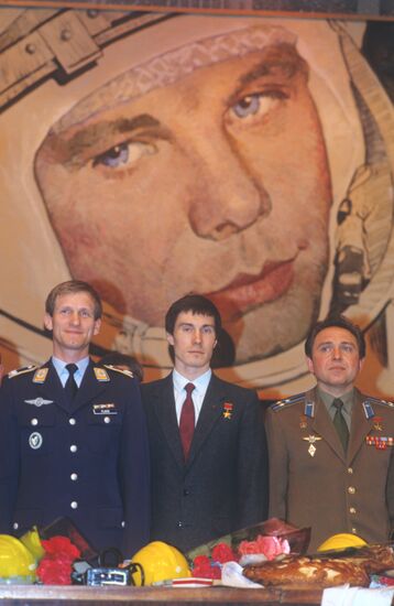 Klaus-Dietrich Flade, Sergei Krikalev, Alexander Volkov