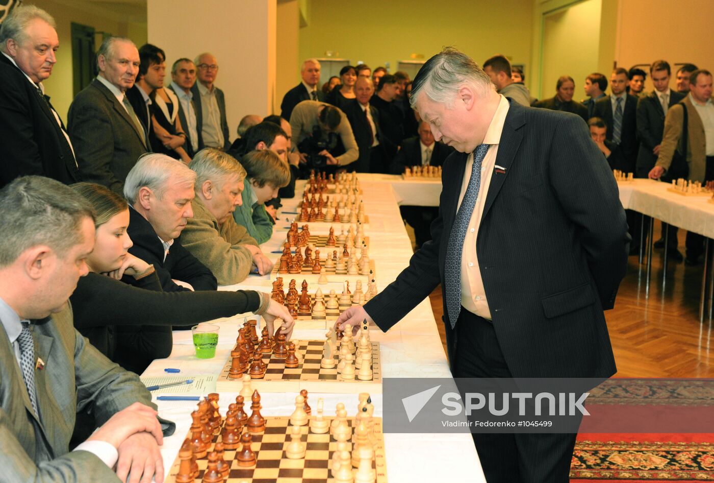 Simultaneous chess games of Anatoly Karpov