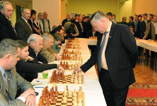 Simultaneous chess games of Anatoly Karpov