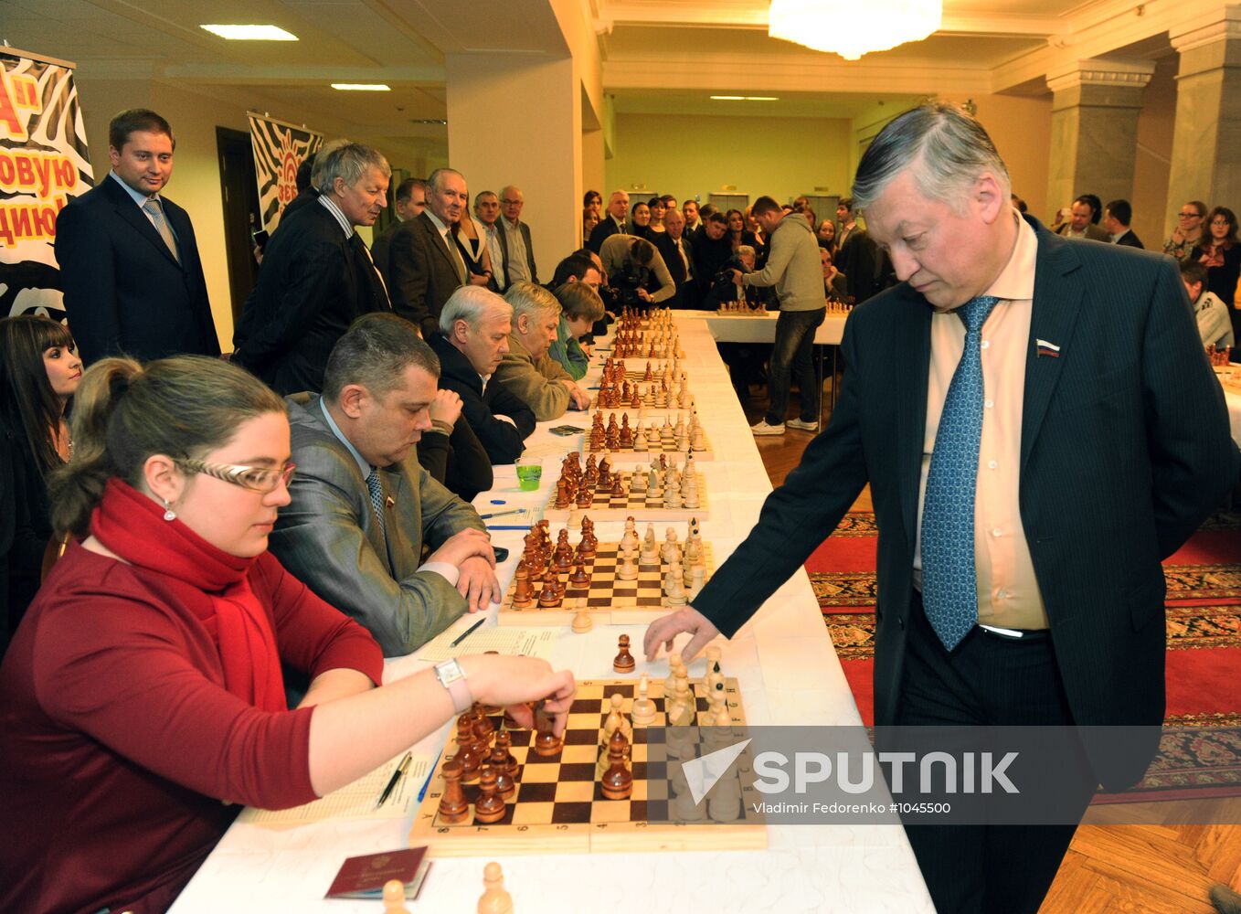 Simultaneous chess games of Anatoly Karpov