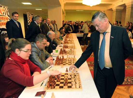 Simultaneous chess games of Anatoly Karpov