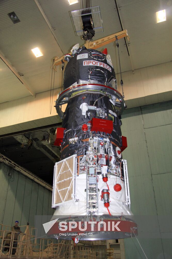 Unloading "Progress M-15M" spacecraft