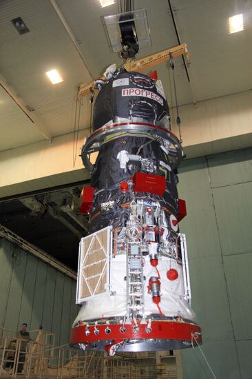 Unloading "Progress M-15M" spacecraft