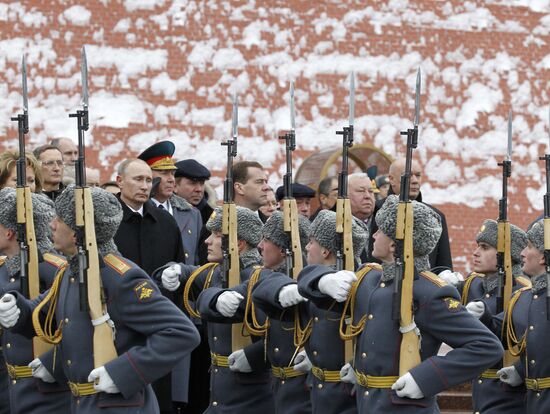 Dmitry Medvedev at Tomb of the Unknown Soldier on February 23