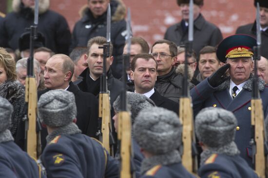 Medevedev, Putin at Tomb of the Unknown Soldier, 23 February