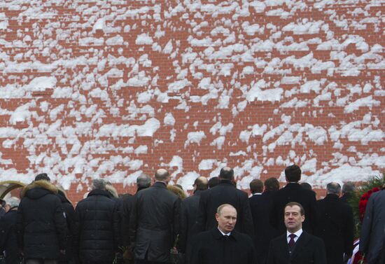 Medevedev, Putin at Tomb of the Unknown Soldier, 23 February