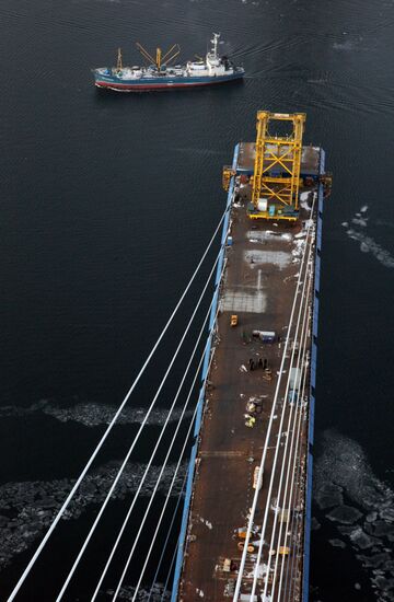 Construction of cable bridge to Russky Island