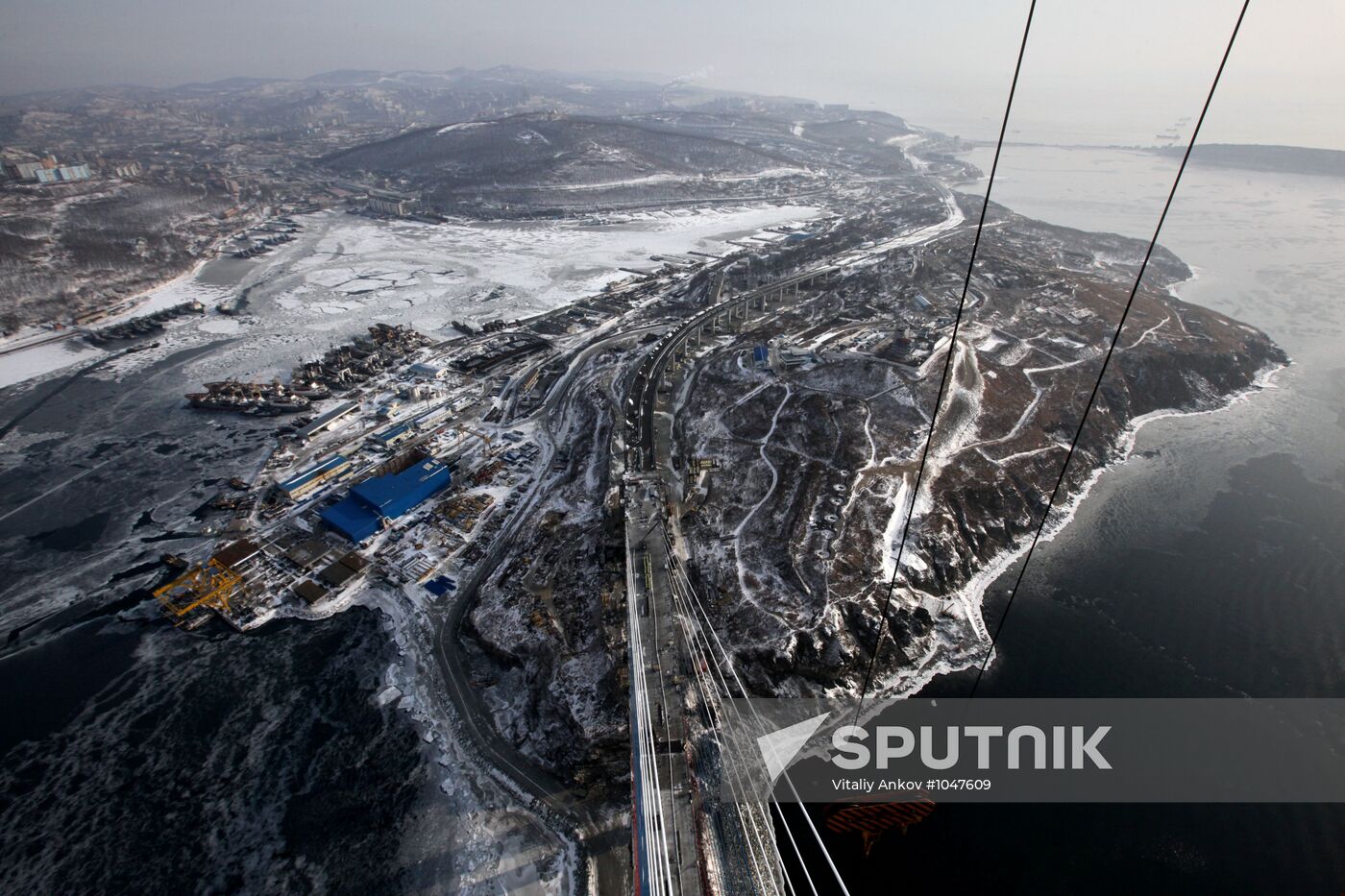 Construction of cable bridge to Russky Island