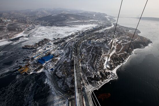 Construction of cable bridge to Russky Island