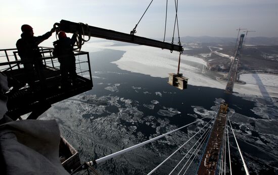 Construction of cable bridge to Russky Island