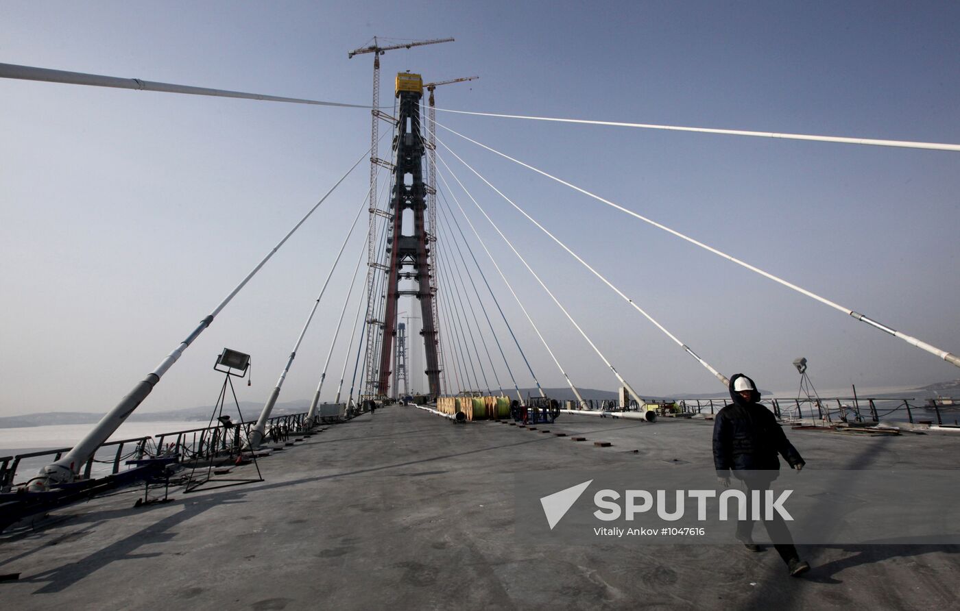 Construction of cable bridge to Russky Island