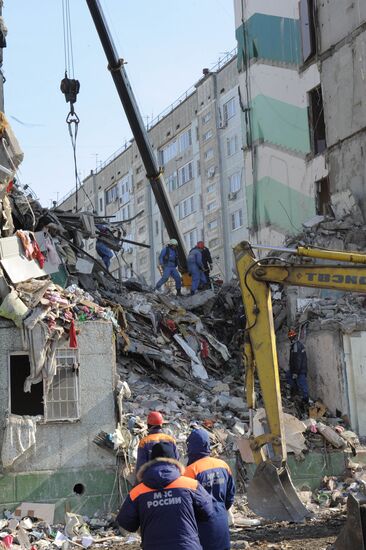 Apartment block collapses in Astrakhan