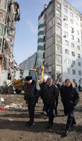 Dealing with collapse of apartment building entry in Astrakhan