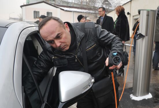 Electric vehicle charging stations open in Moscow