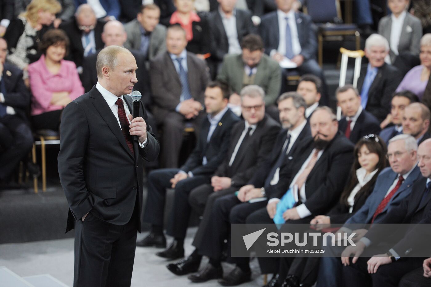 Putin meets with his representatives and Popular Front members