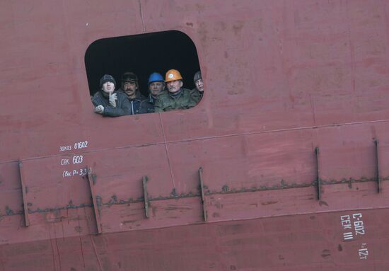 Workers in "Yantar" Baltic shipyard