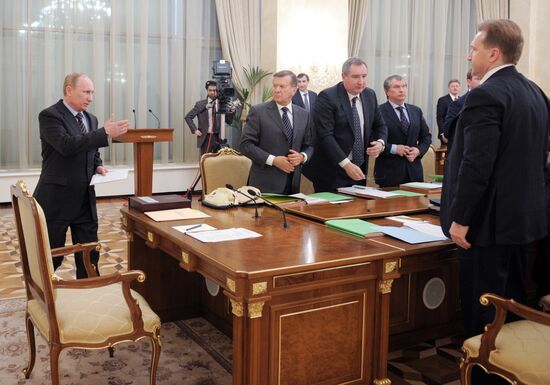 Vladimir Putin conducts Government presidium meeting