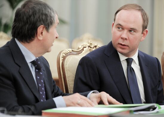 Vladimir Putin conducts Government Presidium meeting