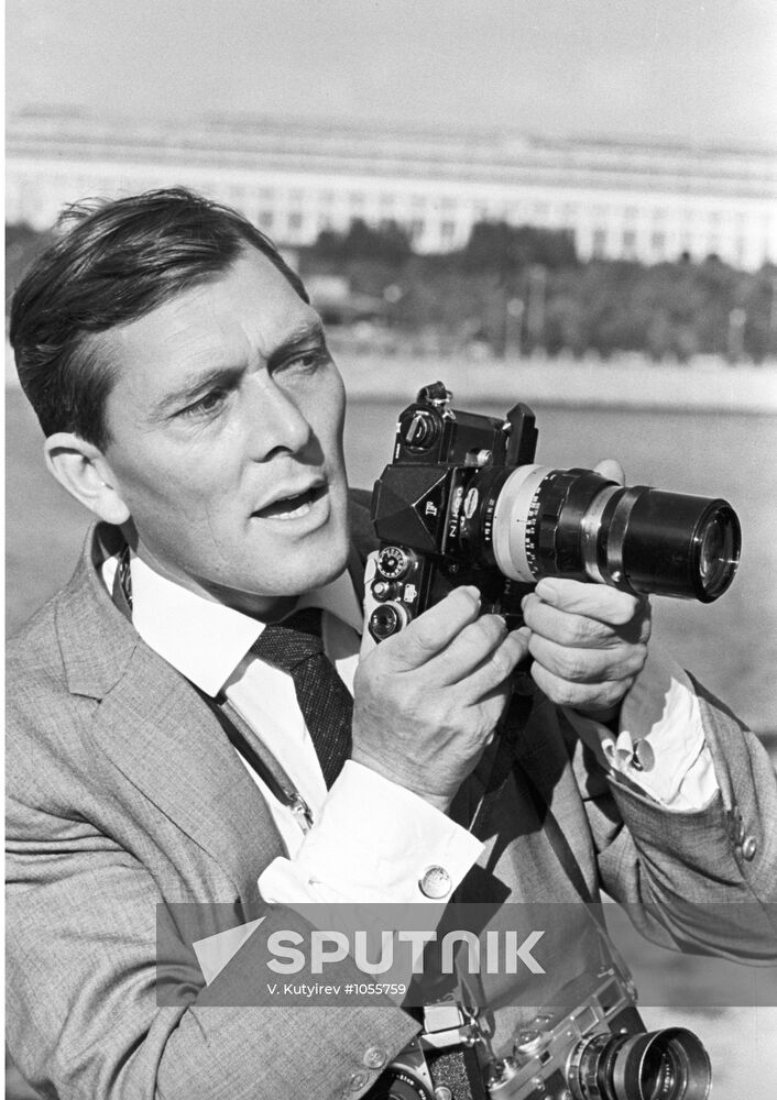 English reporter and photographer William Lavlis