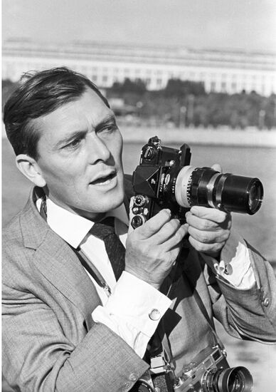English reporter and photographer William Lavlis