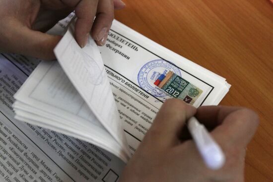 Polling stations prepare for Russian presidential election
