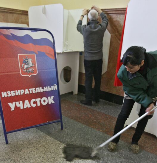 Polling stations prepare for Russian presidential election