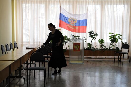 Preparing polling stations for Russian presidential election