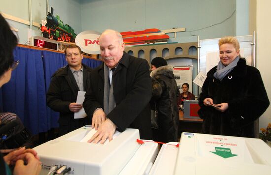 Famous people vote at presidential election in Russia