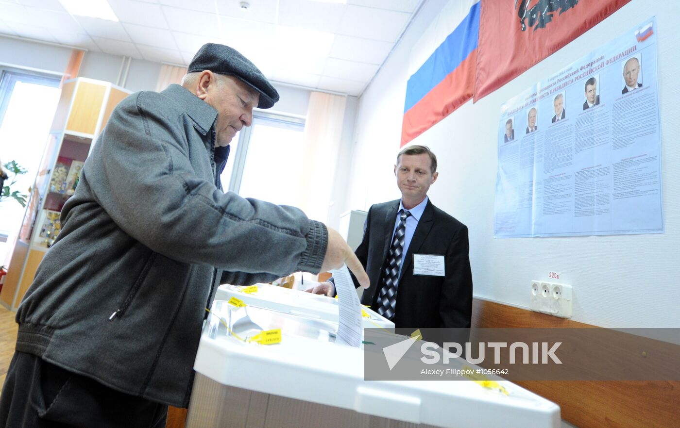 Yury Luzhkov votes in Russian presidential election