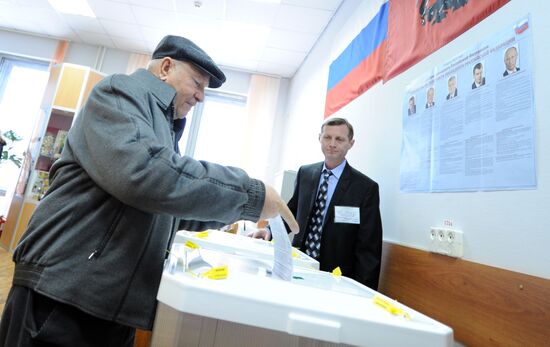 Yury Luzhkov votes in Russian presidential election