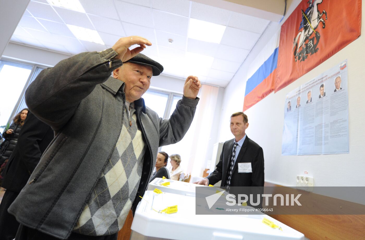 Yury Luzhkov votes in Russian presidential election