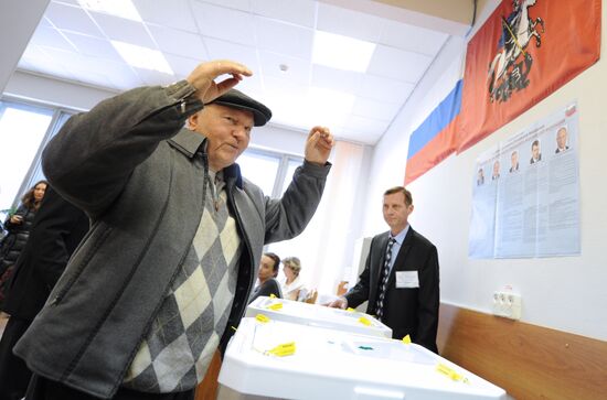 Yury Luzhkov votes in Russian presidential election