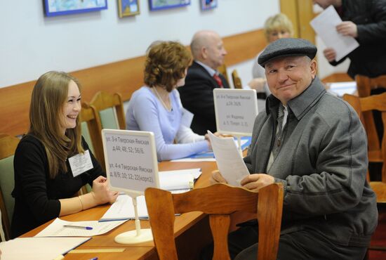 Yury Luzhkov votes in Russian presidential election