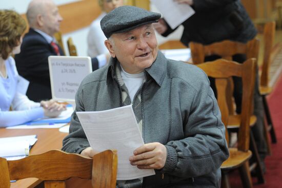Yury Luzhkov votes in Russian presidential election
