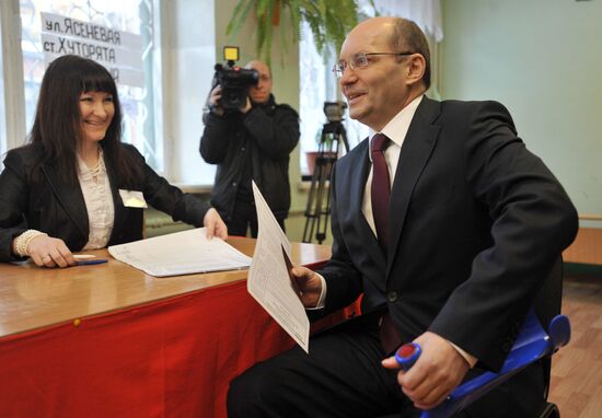 Politicians vote at presidential elections