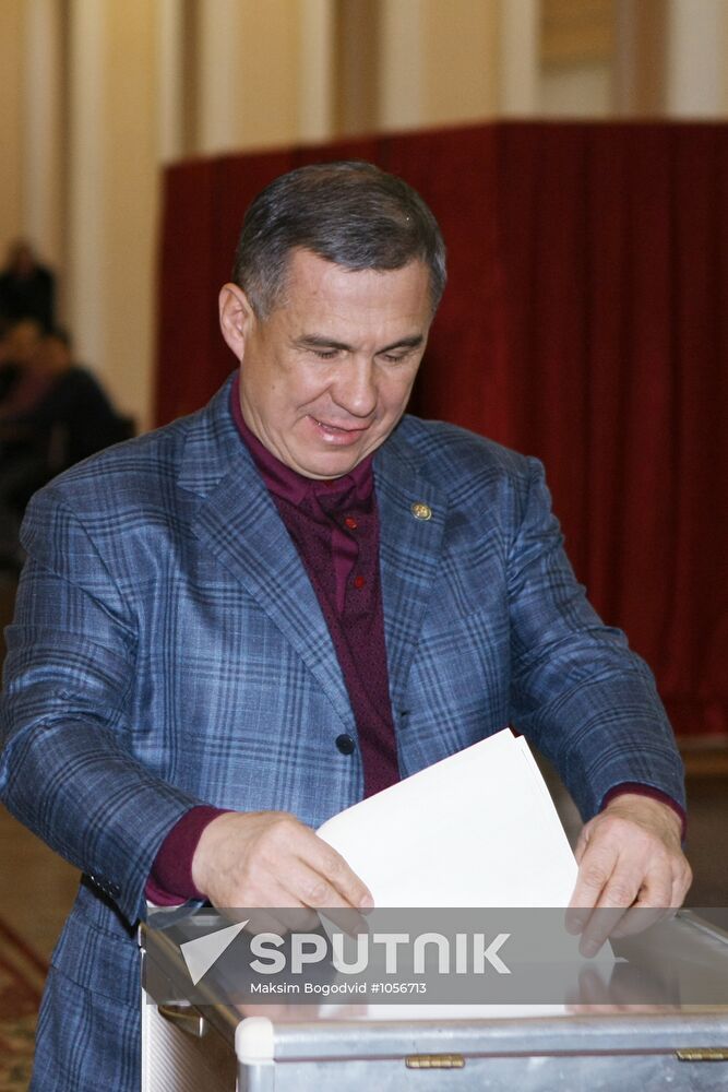 Rustam Minnikhanov votes in Russian presidential election