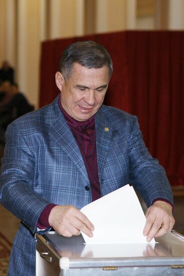 Rustam Minnikhanov votes in Russian presidential election