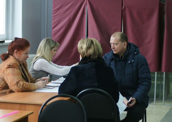 Famous people vote at presidential election in Russia