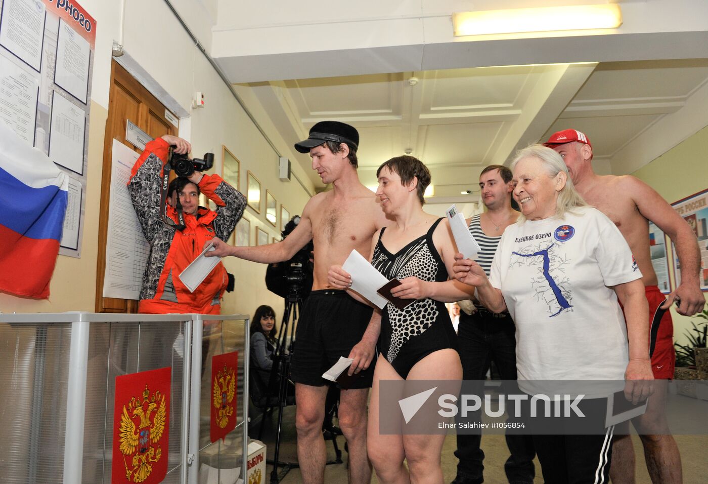 Ice swimmers vote in Novosibirsk