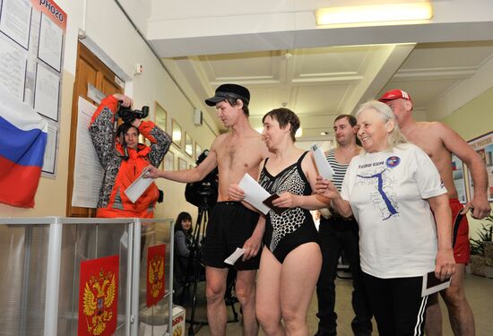 Ice swimmers vote in Novosibirsk