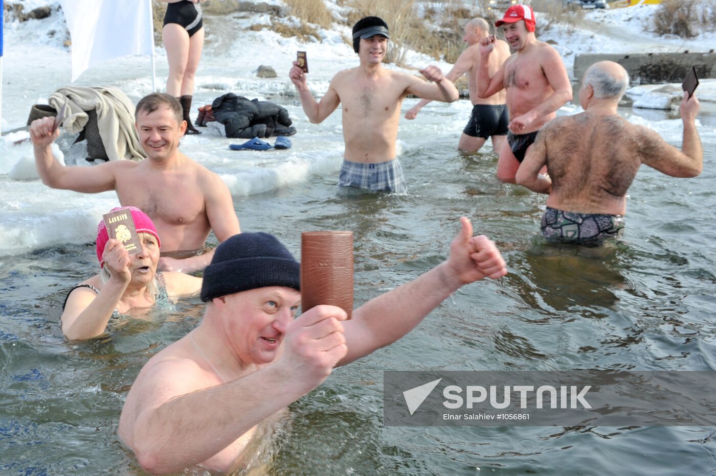 Ice swimmers vote in Novosibirsk