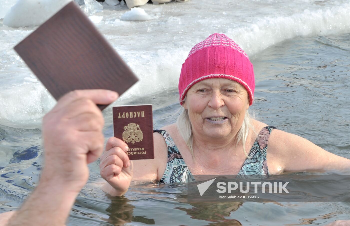 Ice swimmers vote in Novosibirsk