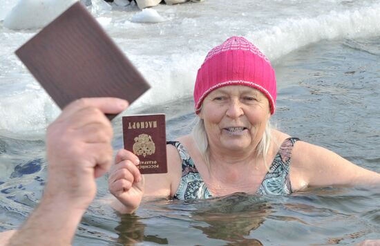 Ice swimmers vote in Novosibirsk