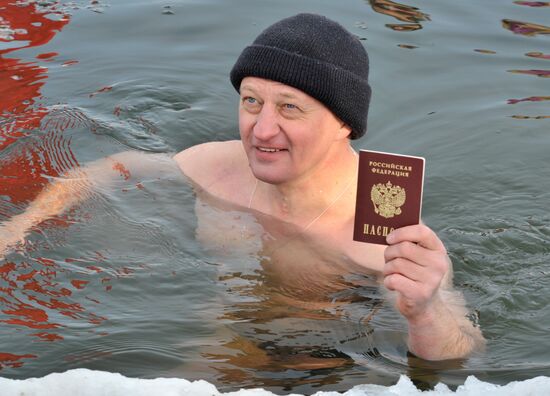 Ice swimmers vote in Novosibirsk