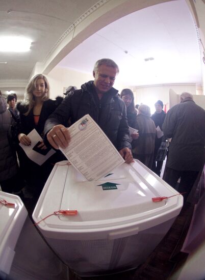 Celebrities vote during Russian presidential elections