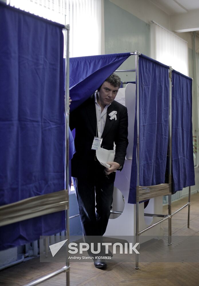 Boris Nemtsov votes in the Russian presidential election